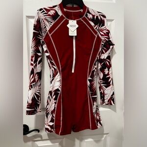 NWT Nesy Women M Red Wine Floral/Tropical Print LS RashGuard Zip Closure Stretch